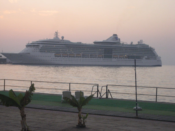 Brodovi u Kusadasiju (Turska), novembar 2008 02 A.jpg